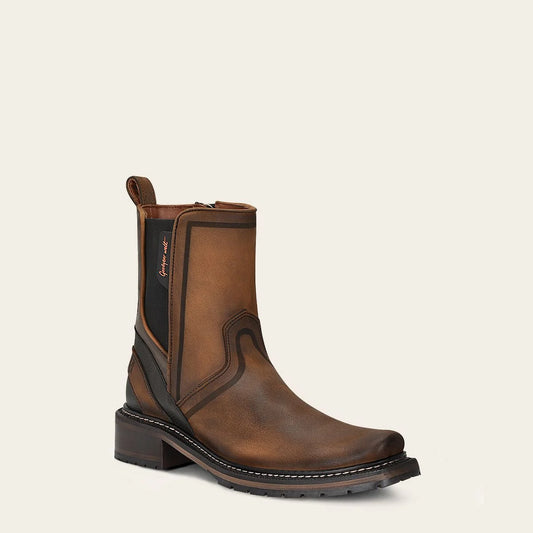 Brown urban boots with matte finish and rubber sole