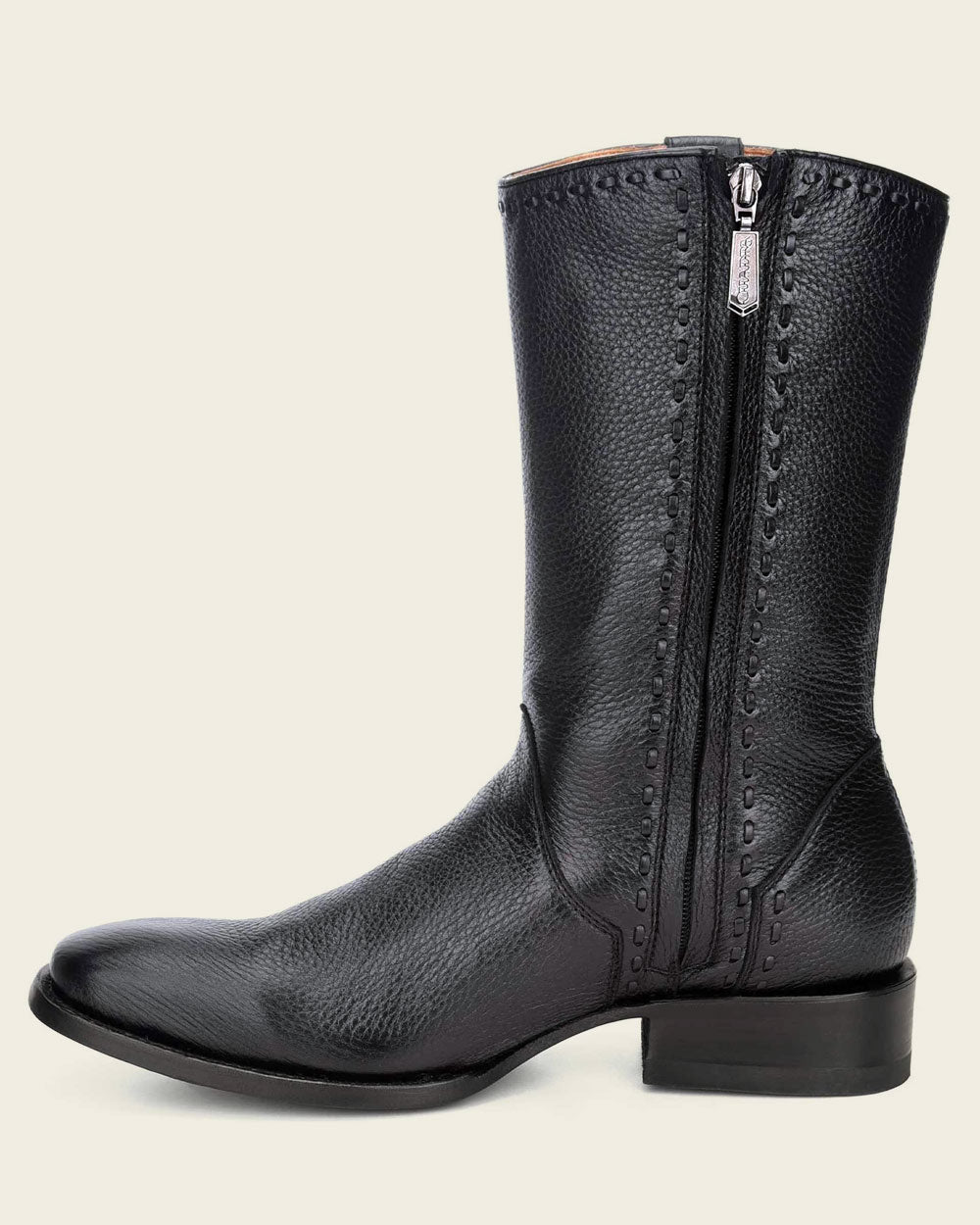 Easy slip-on with inner zipper: Comfort & style in flawless leather boots.