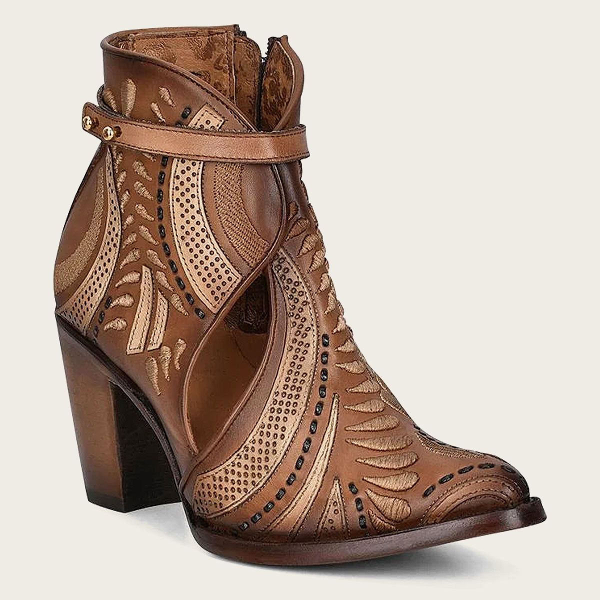 Embroidered honey leather booties, in bovine leather. Perforations, embroidery in geometric motifs and handmade fabric on the front and on the sides. 