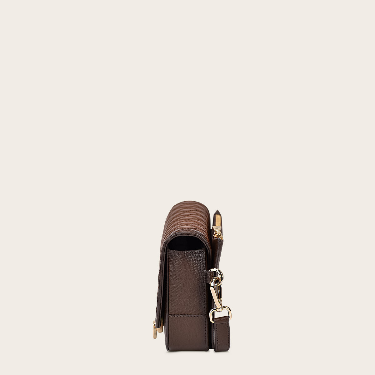 Cinturón de piel color café y bolso bandolera.