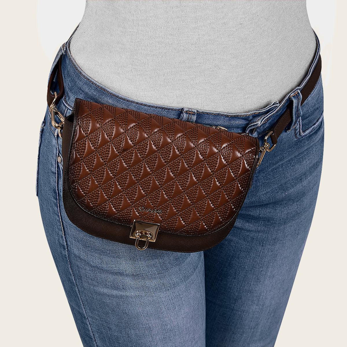 Cinturón de piel color café y bolso bandolera.