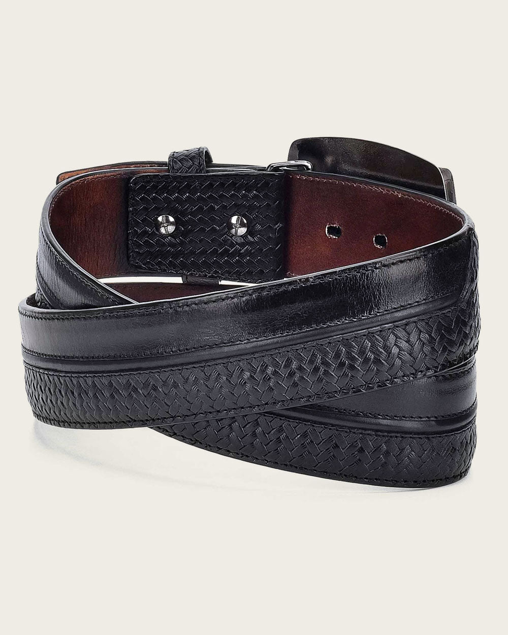 45mm Buckle with Metal Details: This Western belt features a bold 45mm buckle for a distinctive touch. 