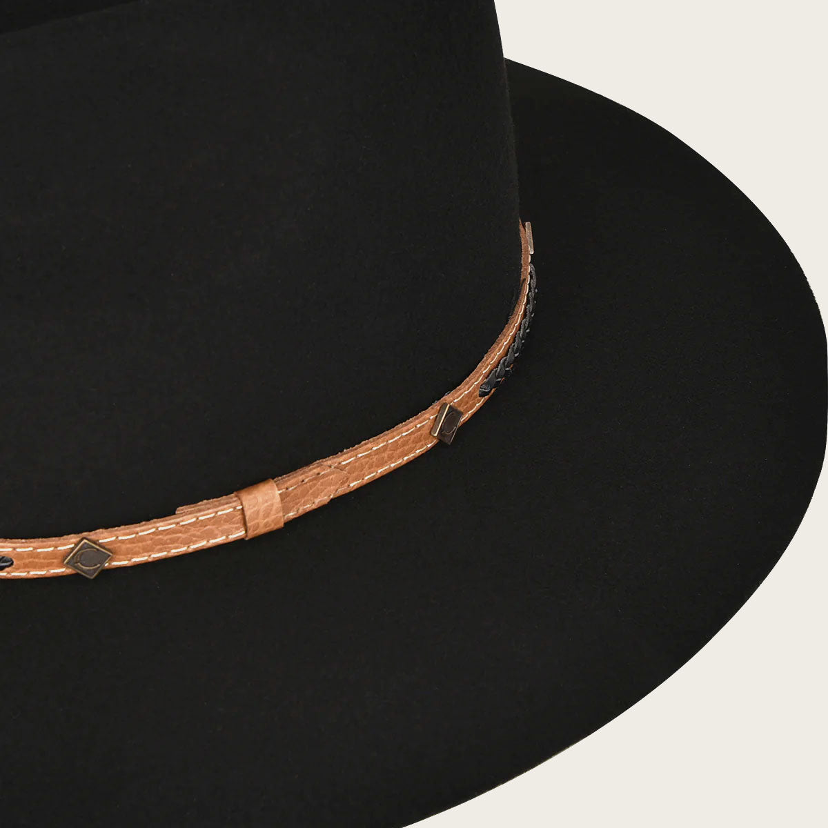 Sombrero color negro con cintillo de piel decorado