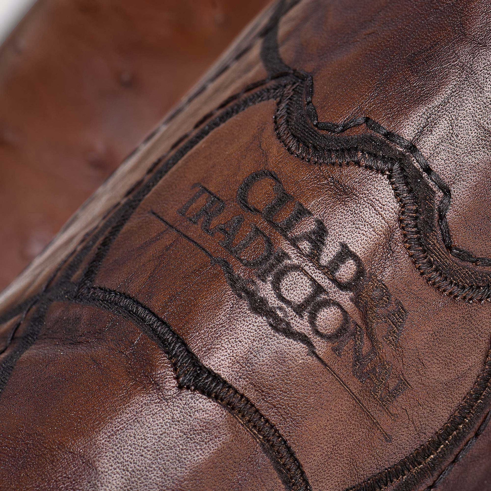 The exceptional attention to detail during the crafting process guarantees superior quality and remarkable comfort, making every step a pleasure.