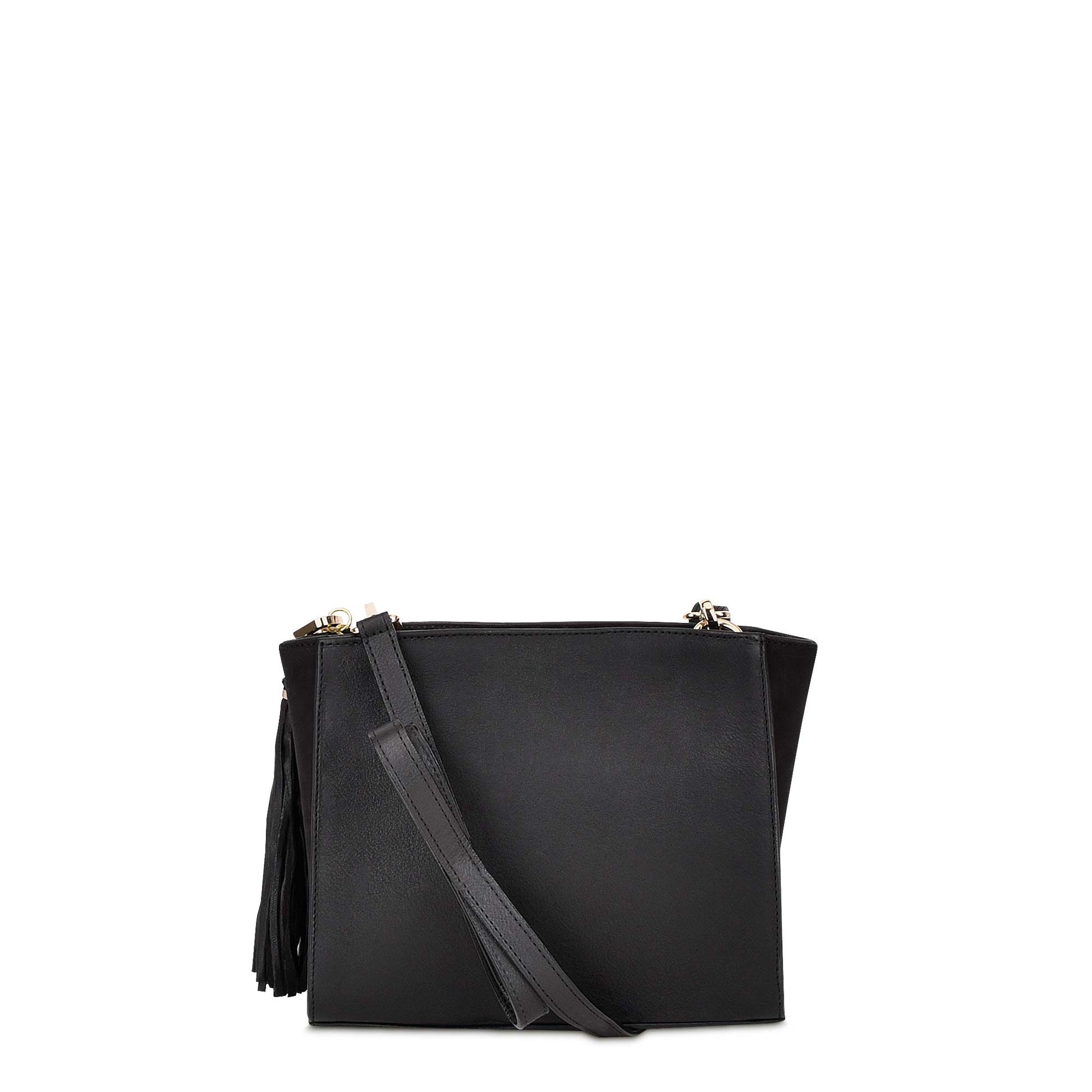 The back and removable strap, made from robust bovine leather, ensure the bag's longevity