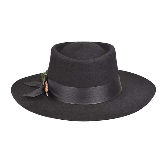 Sombrero Cuadra negro con cintillo de tela y plumas
