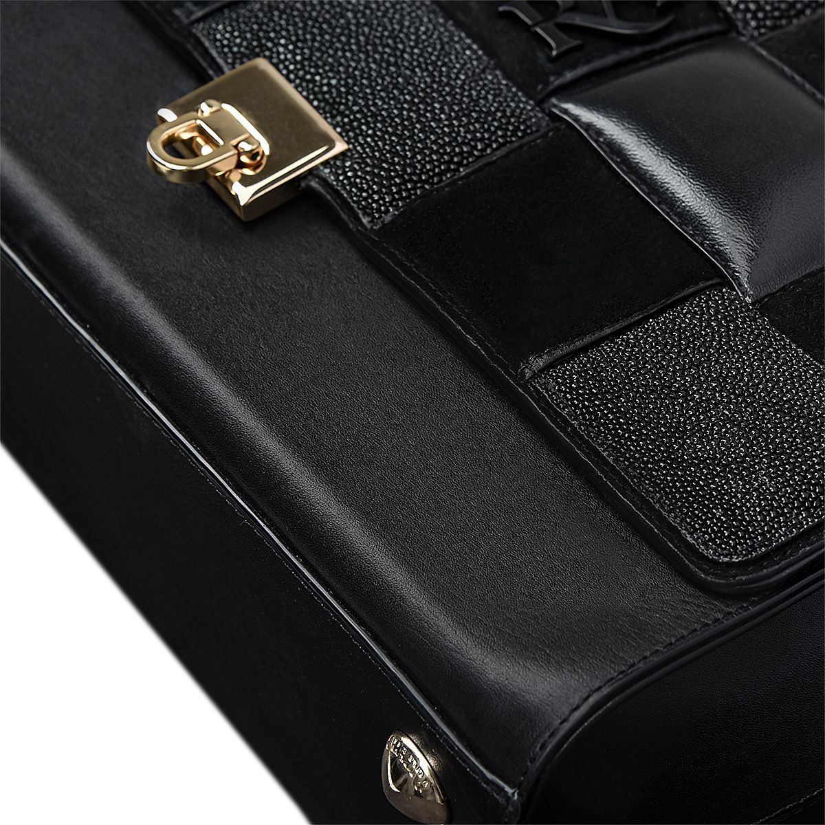 Bolso de mano en piel exótica color negra con asa de cadena.